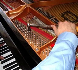 Afinación de pianos Conrado Gancedo persona repartando un piano